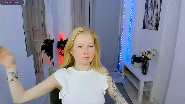 Laly_Peach from StripChat