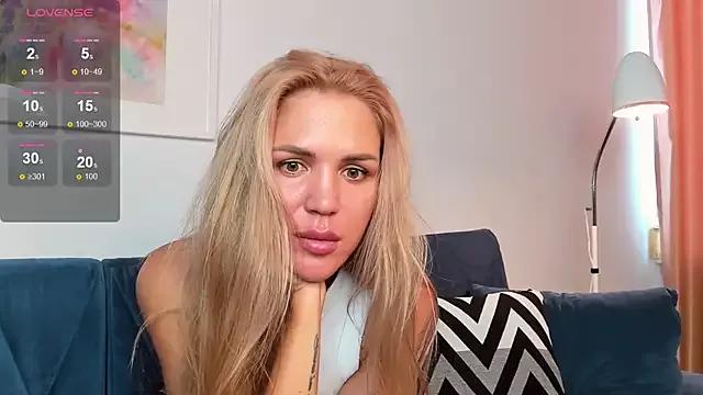 LauraRizz from StripChat is Freechat