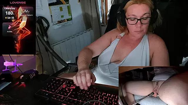 lili-hot-77 from StripChat