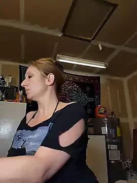 lilyhornyhousewife from StripChat