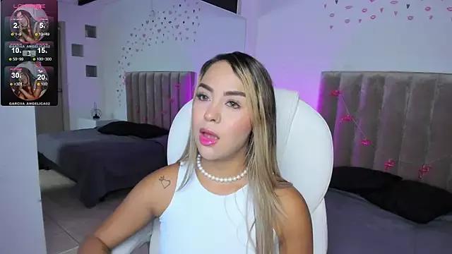 LittleePeach from StripChat