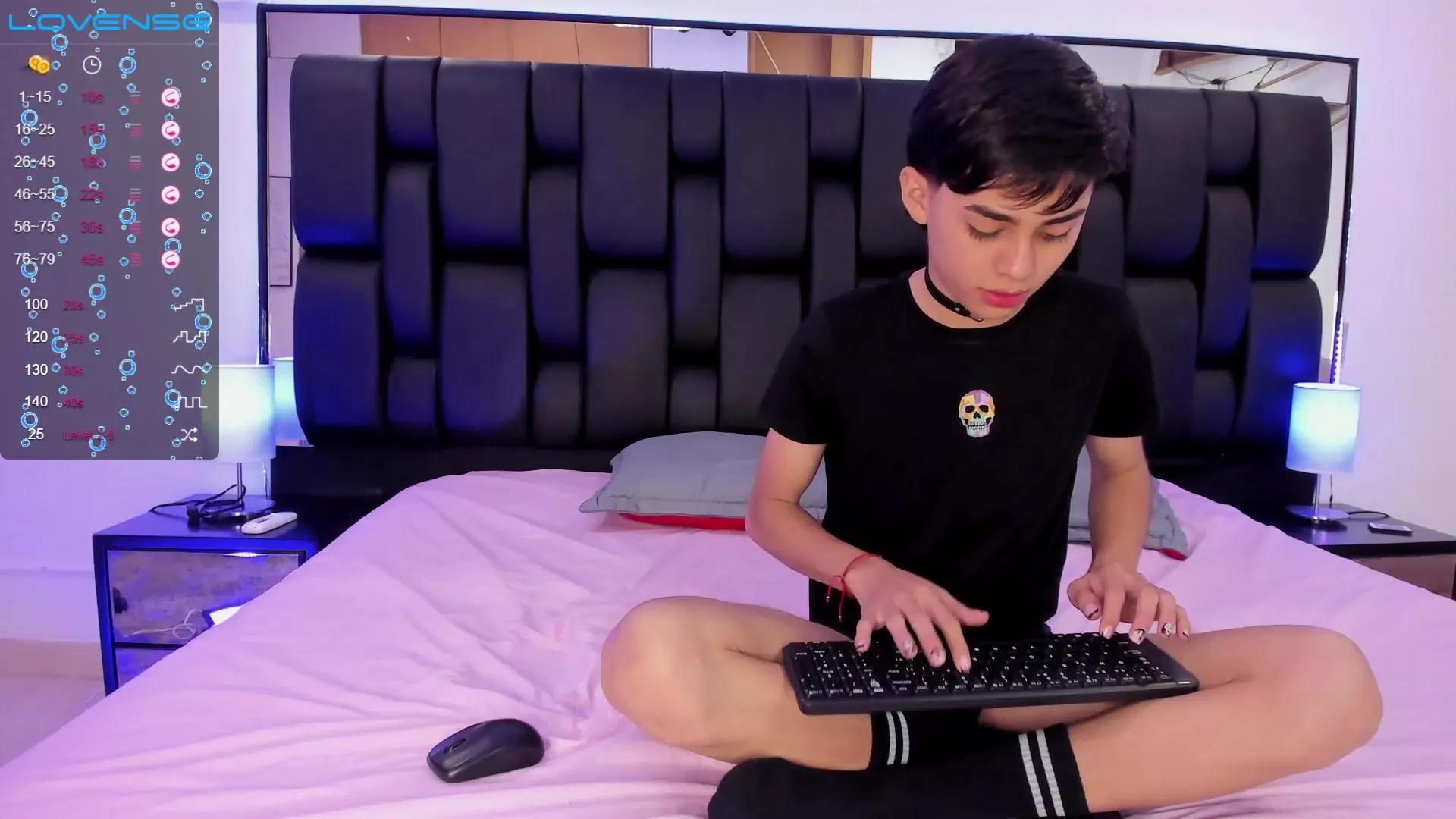 LittleMaxi from StripChat
