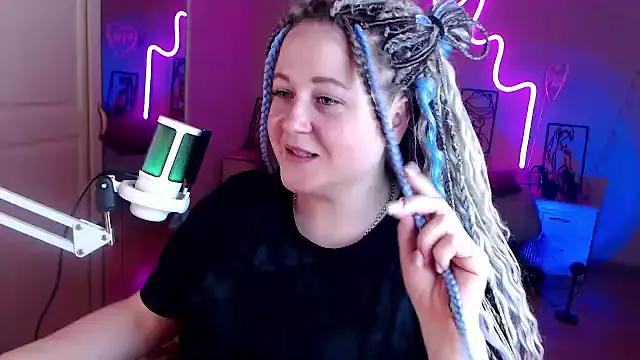 LizzyShine from StripChat