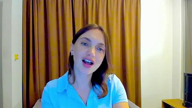 LovelyeeMia from StripChat is Freechat
