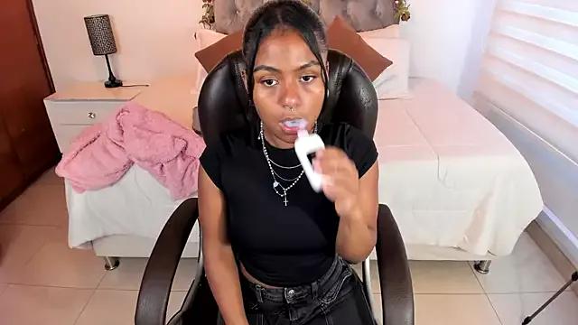 Lucie_Harper from StripChat is Freechat