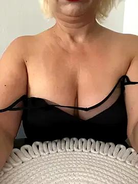 luna_14 from StripChat is Freechat