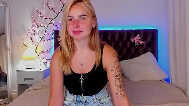 LunaHeadly from StripChat is Freechat