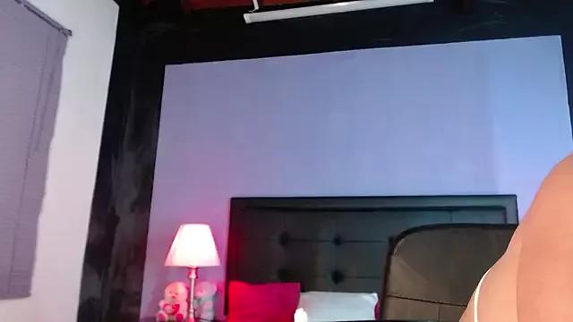 MaduraLuciana from StripChat is Freechat