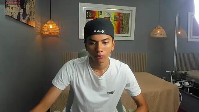 markbowie from StripChat is Freechat