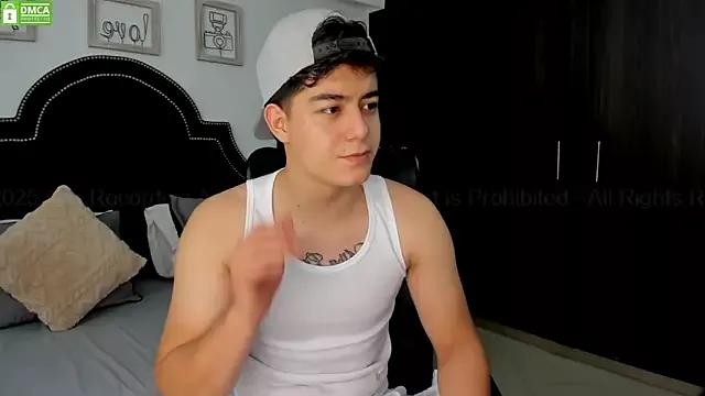 MaxxiCruz from StripChat is Freechat