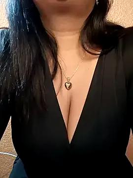 Mia-Glow from StripChat is Freechat