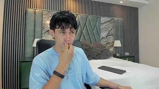 Michael_blue from StripChat is Freechat