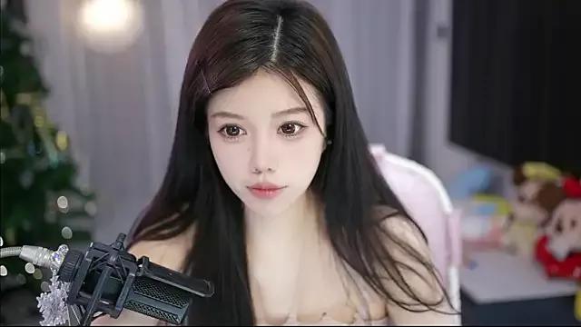 MinnieMoney from StripChat