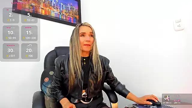 miss_luna15 from StripChat