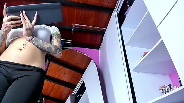 missnickeloo from StripChat is Freechat