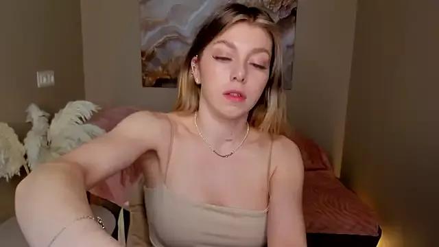 MollyMeltorr from StripChat is Freechat