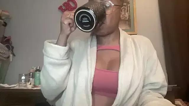 MommyConfident from StripChat