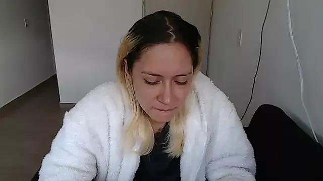MommyMiaWs from StripChat