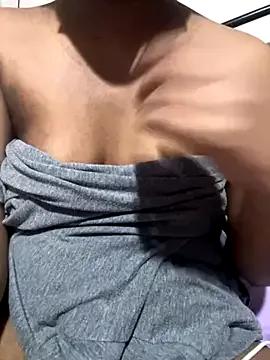 Mujerlunalinda from StripChat is Freechat