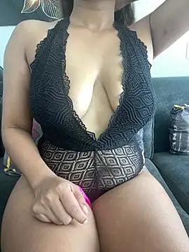 mumsquirt281 from StripChat