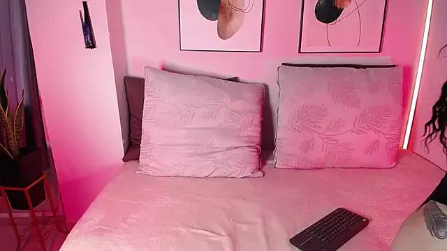 naia_xo from StripChat