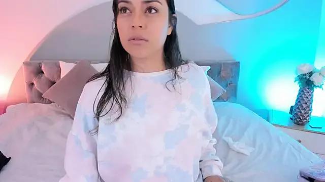 Nicolle_W from StripChat is Freechat
