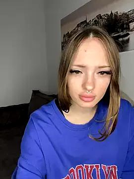 Nihanna_kiss from StripChat is Freechat