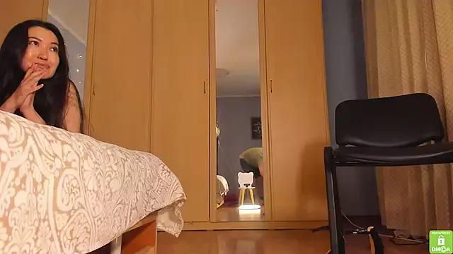 NikkiNSerdron from StripChat
