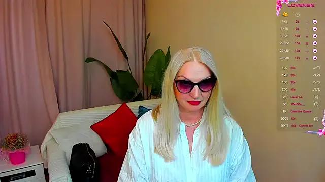 Nina_Deville from StripChat is Freechat