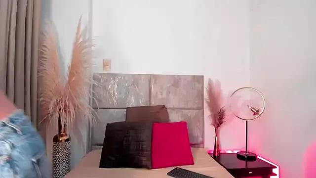PaulinaWhitee from StripChat is Freechat