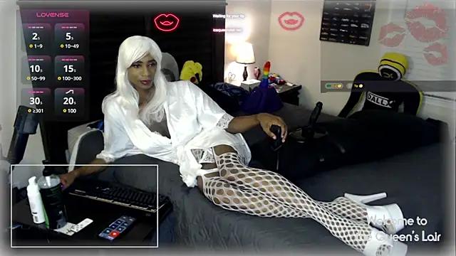 QueenofWhiteIce from StripChat