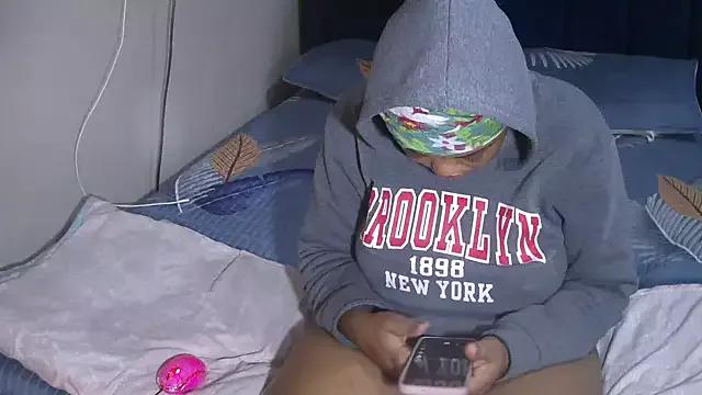 QUEENSHYNESS from StripChat