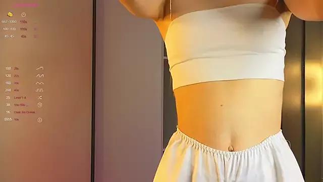 Quinavelle from StripChat is Freechat