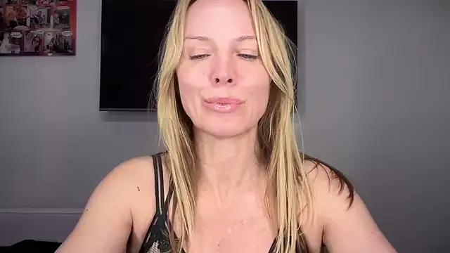 RachellAmazing from StripChat is Freechat