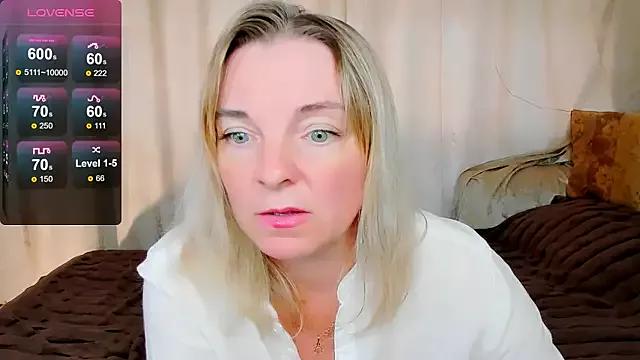 Regina__blue from StripChat is Freechat