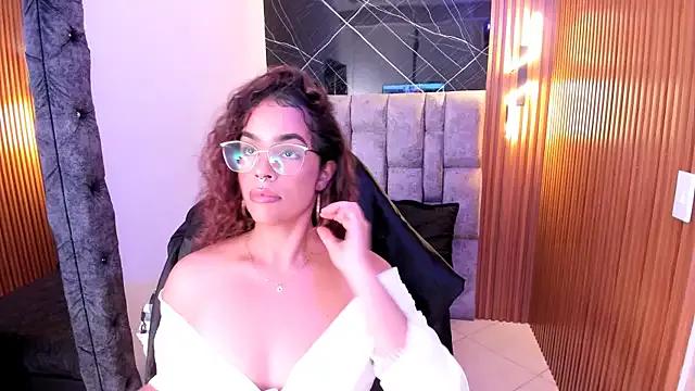 roxanne_dl from StripChat is Freechat