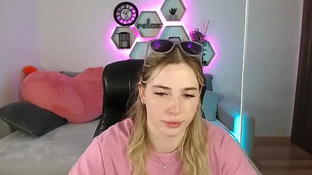 SabrinViolet from StripChat is Freechat