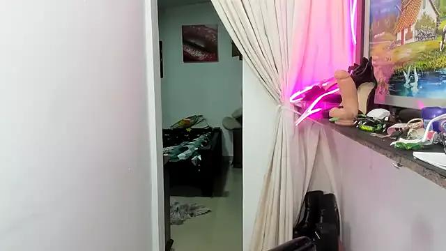 sara_slut21 from StripChat