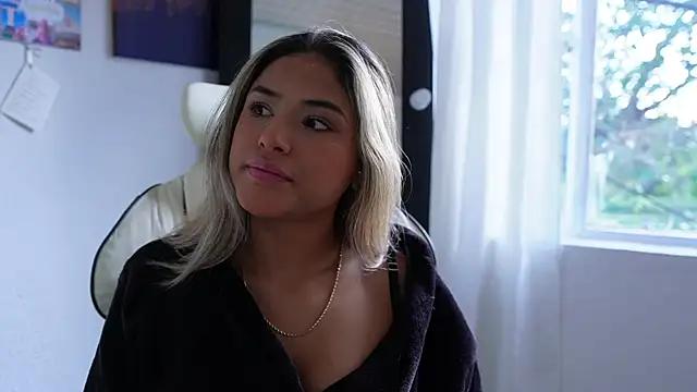 SaraParisi from StripChat