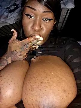 sassysuu from StripChat