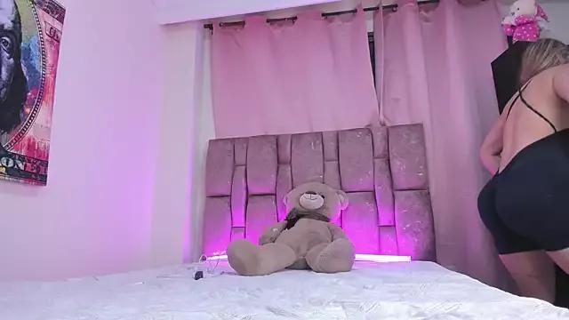 Sophie_Janner from StripChat is Freechat