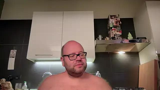 theitalianbear from StripChat is Freechat