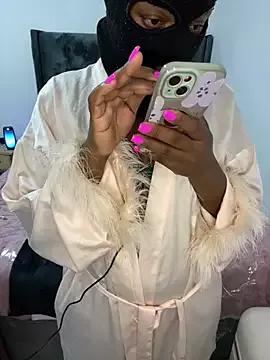 wellbuiltDiosa from StripChat