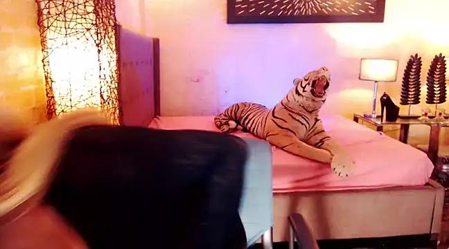 xxPaulaTopTSxx from StripChat