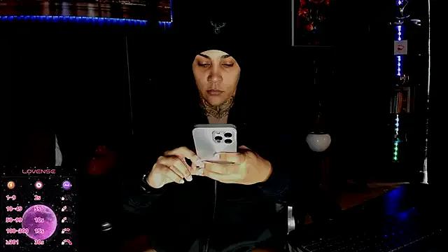 ZhoeStrong from StripChat is Freechat